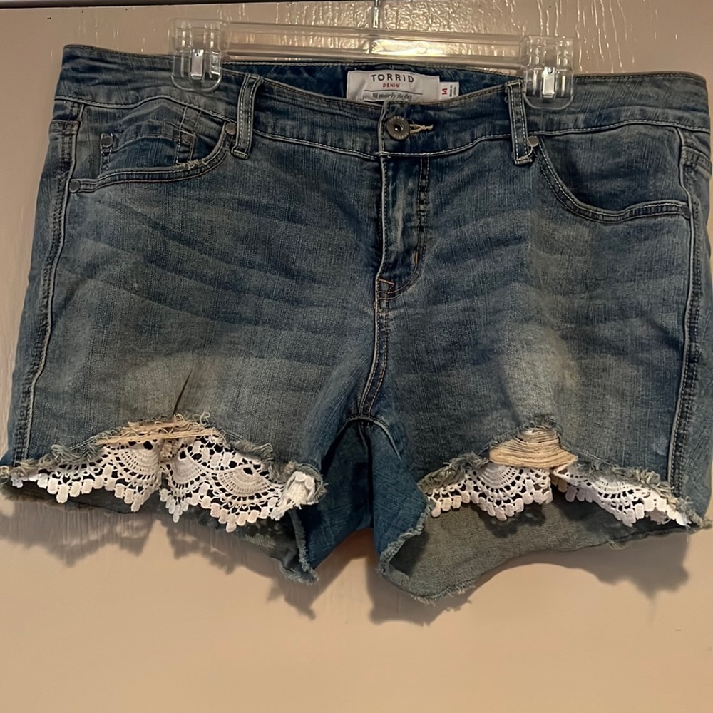 Lace trim shorts